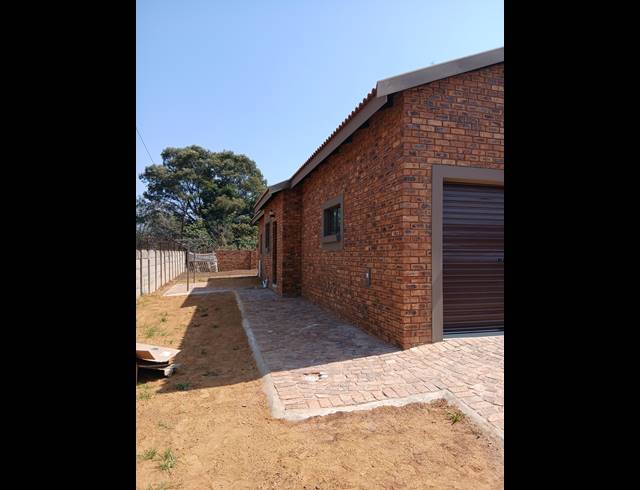 3 BEDROOM FREEHOLD FOR SALE IN DERSLEY